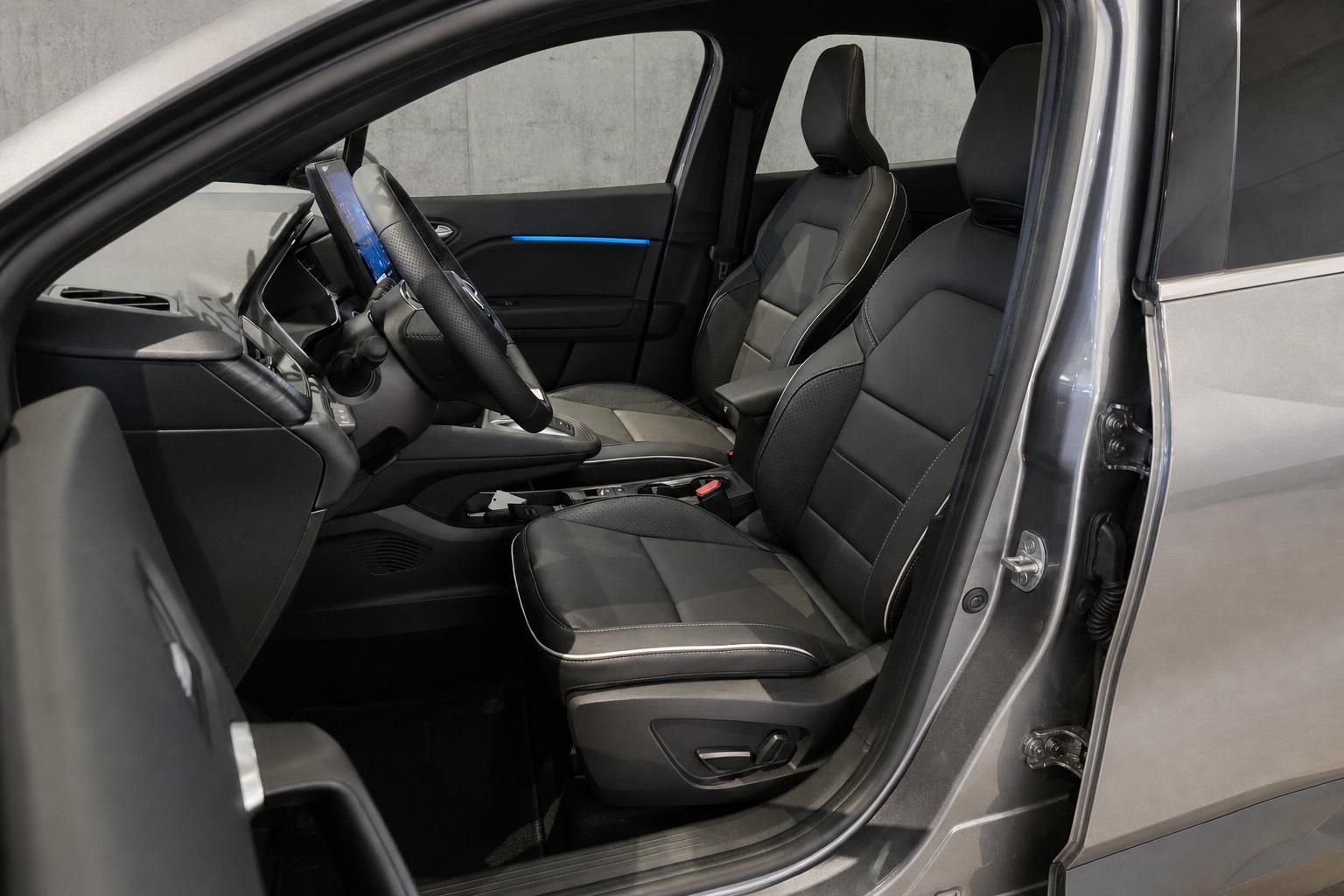 Vordersitze und Cockpit mit schwarzem Interieur bei geöffneter Fahrertür