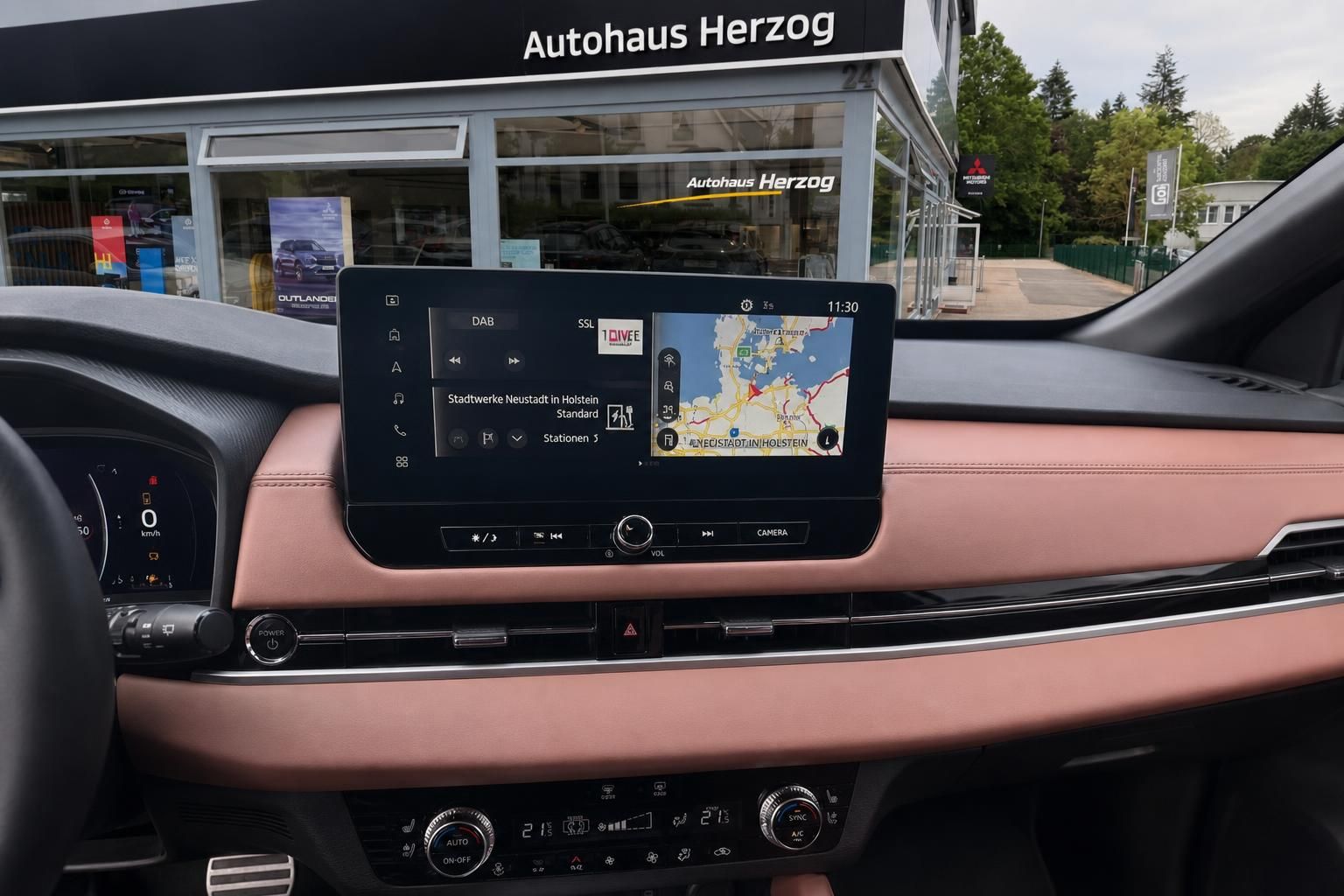 Mitsubishi Fahrzeug Innenraum mit Infotainment-Display und Navigation Schleswig-Holstein