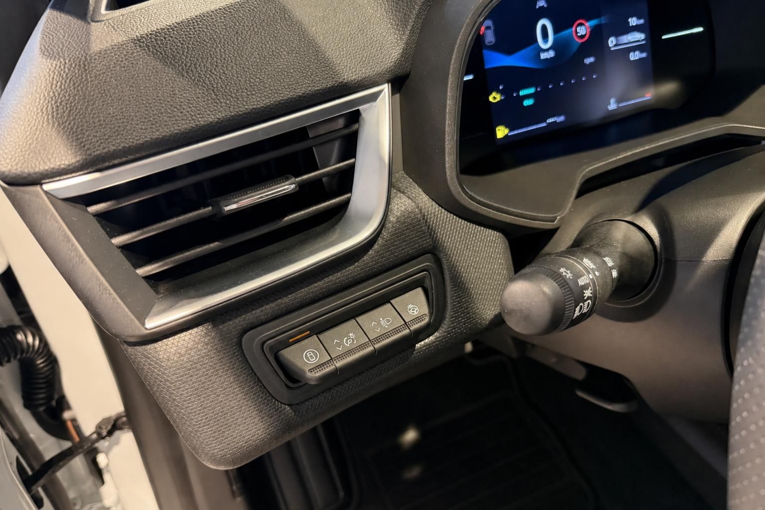 Mittelkonsole mit Bedienelementen und Digitaltacho im Fahrzeuginnenraum