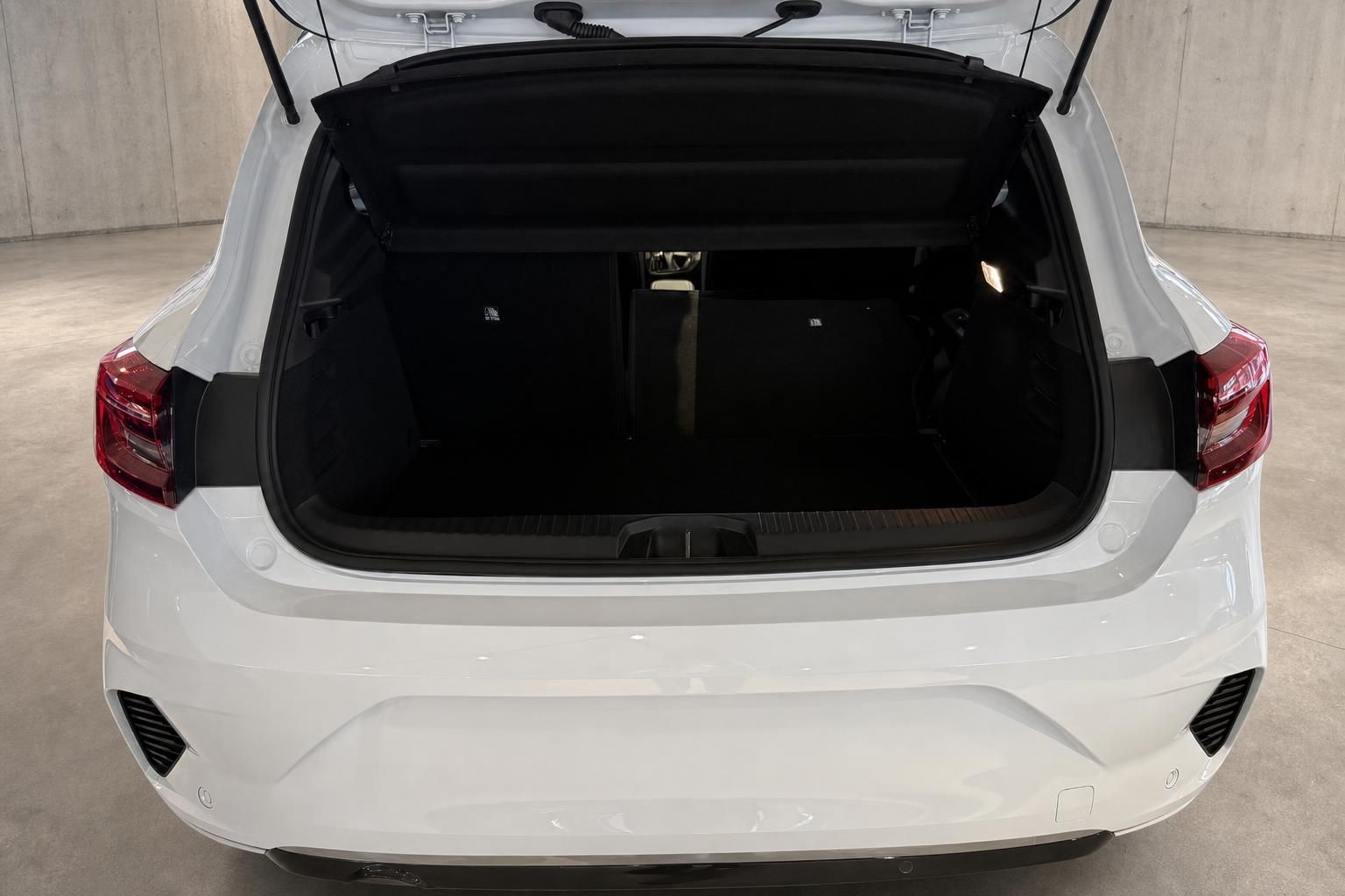 Geoeffneter Kofferraum eines weissen Mitsubishi Colt mit viel Stauraum