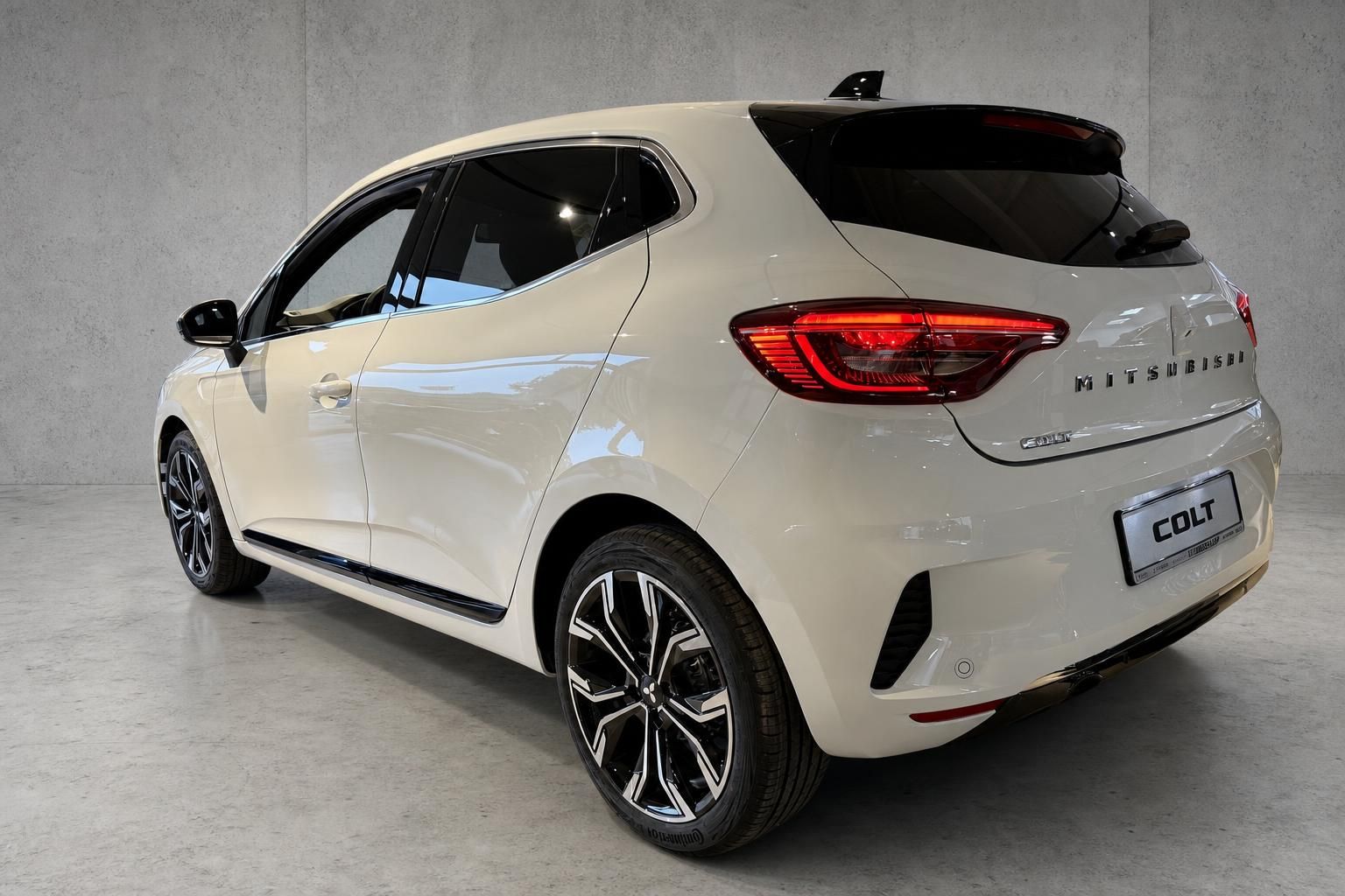 Mitsubishi Colt weiß, Heckansicht schräg mit Leichtmetallfelgen