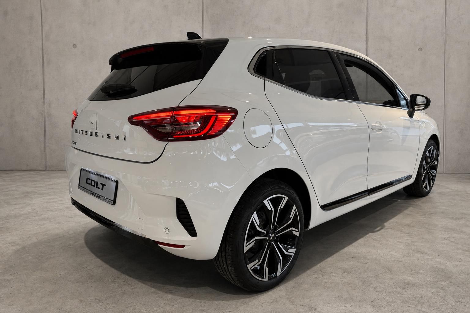 Mitsubishi Colt weiß, Heckansicht mit Rücklicht und Alufelgen im Detail