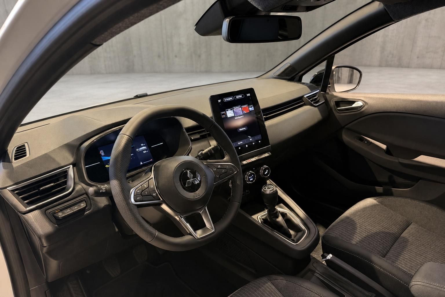Fahrzeug Cockpit mit Lenkrad und Touchscreen Navigationssystem