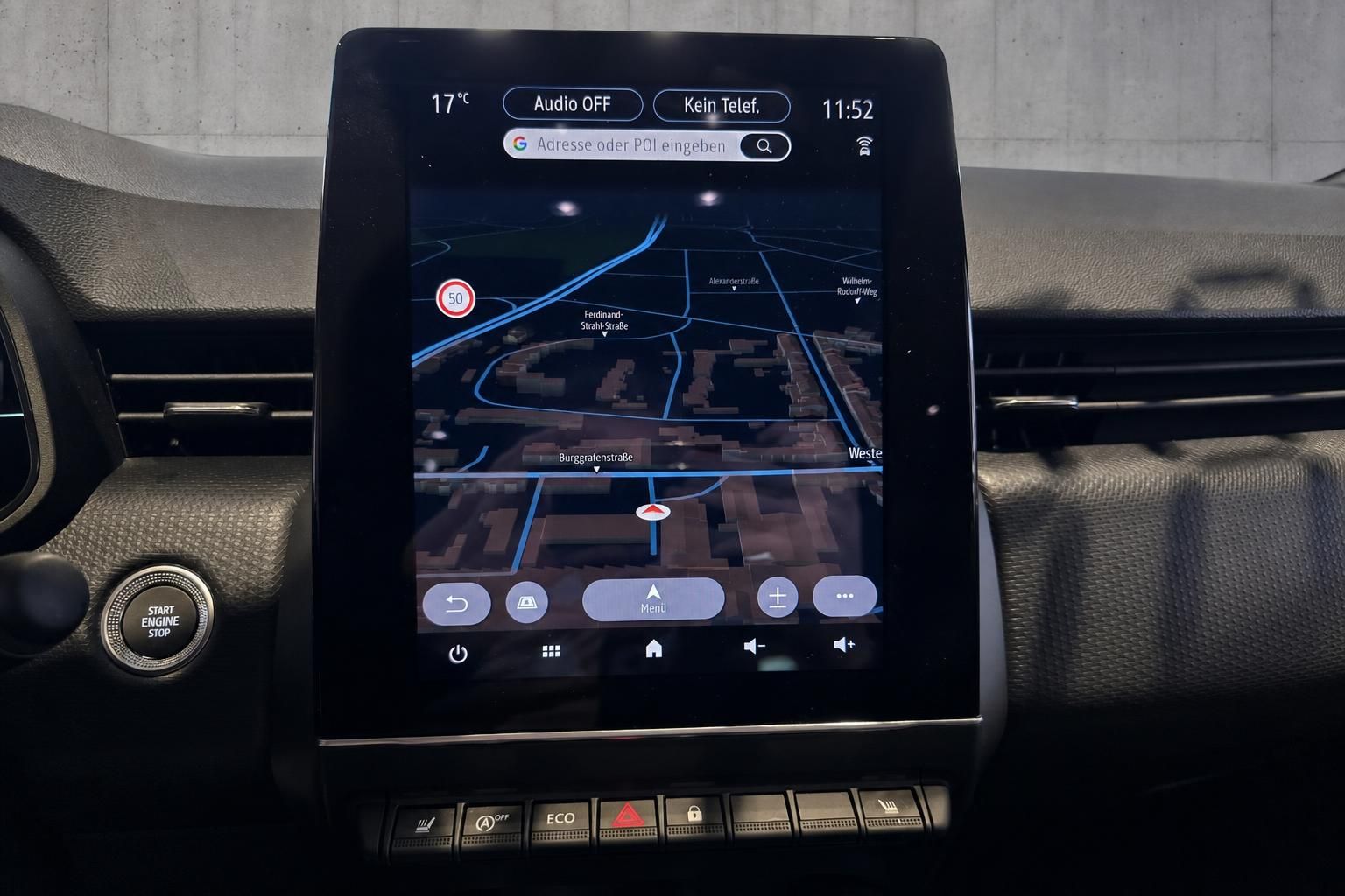 Navigationssystem mit Kartenansicht auf dem Touchscreen im Fahrzeug