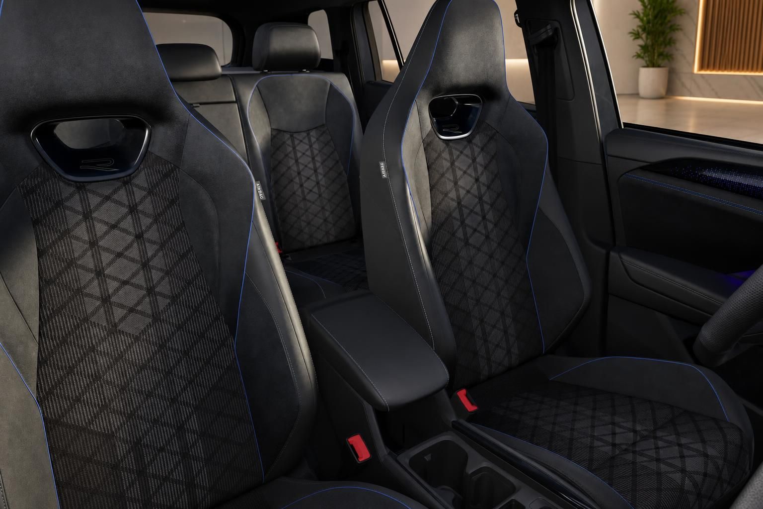 VW Tayron Vordersitze mit sportlichem Stoffbezug und Ambientelicht