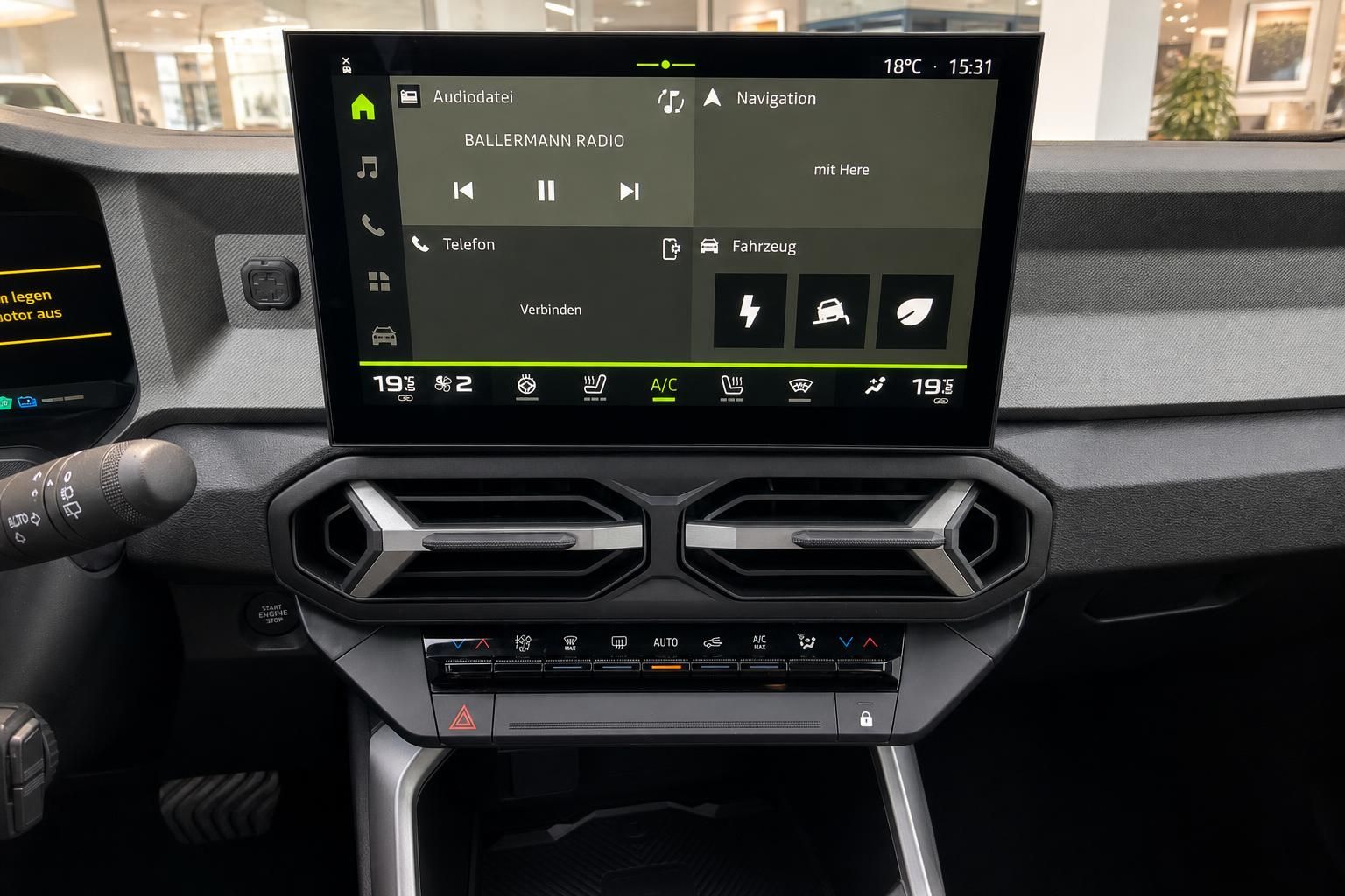 Fahrzeug Infotainment System mit Touchscreen und Klimasteuerung im Armaturenbrett