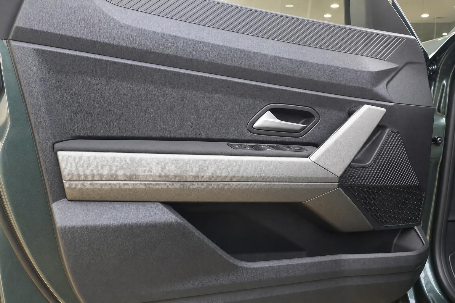 Auto Türverkleidung innen mit Fensterheberschaltern und Designelementen