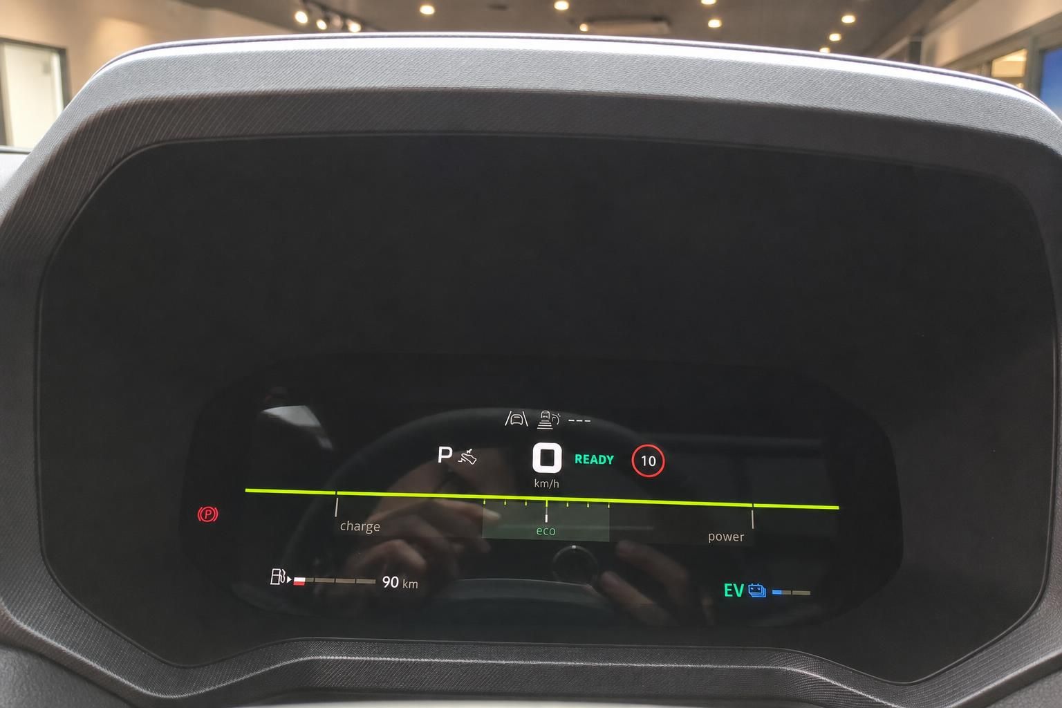 Digitales Fahrzeug-Cockpit mit Elektrofahrzeug-Anzeige und Eco-Modus im modernen PKW-Armaturenbrett
