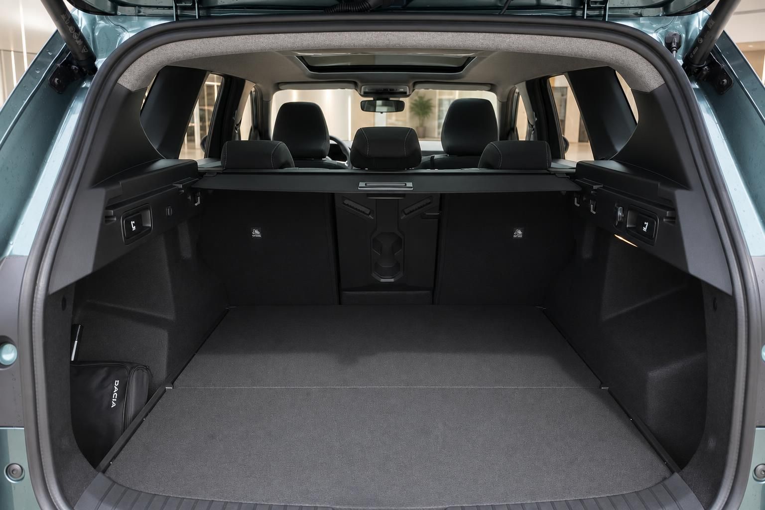 Geräumiger Kofferraum eines SUV mit umgeklappten Rücksitzen und großer Ladefläche in grauem Interieur