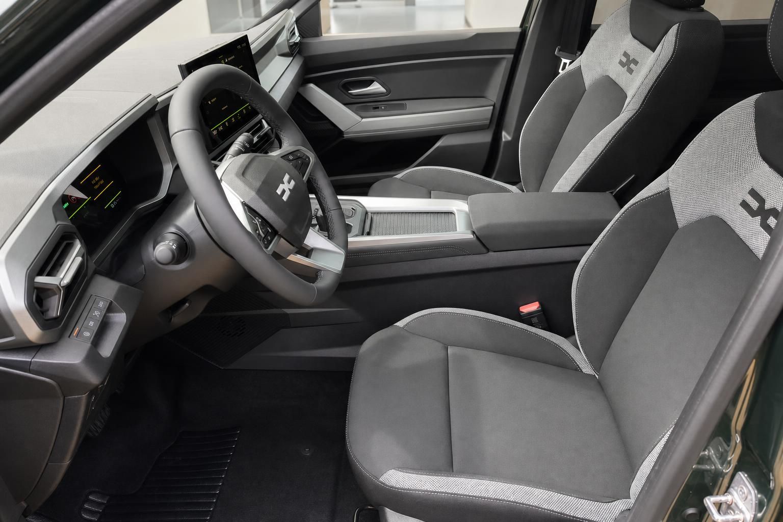 Dacia SUV Innenraum Fahrer- und Beifahrersitz in grau-weißer Ausstattung mit modernem Cockpit