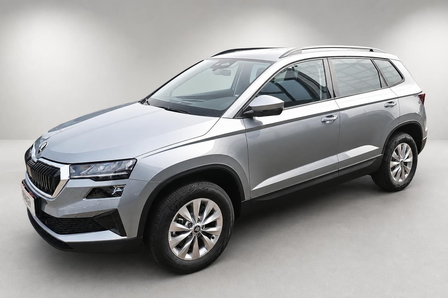 Skoda Karoq SUV in Silber, Seitenansicht schraeg von vorne im Studio