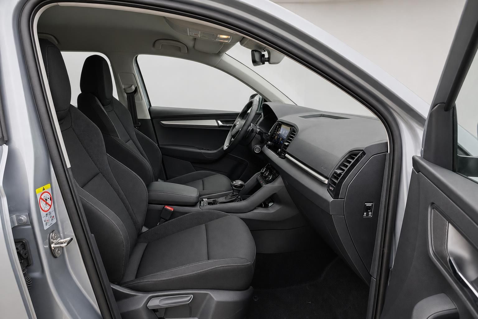 Skoda Karoq Innenausstattung mit schwarzen Sitzen und Cockpit im Detail