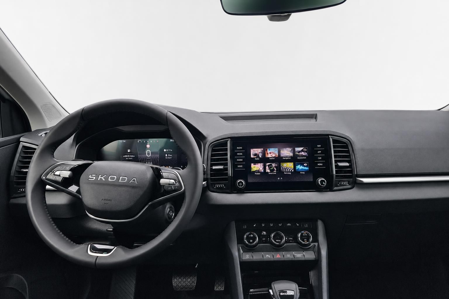 Skoda Karoq Cockpit mit Lenkrad, Digitaltacho und Touchscreen im Detail