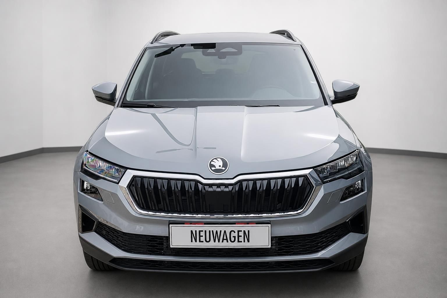 Škoda Karoq SUV in Grau, Frontansicht im Studio