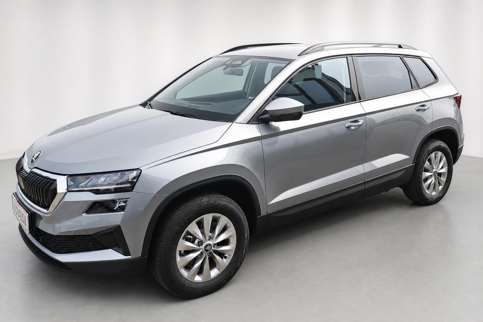 Škoda Karoq SUV in Grau, Frontansicht schräg im Studio