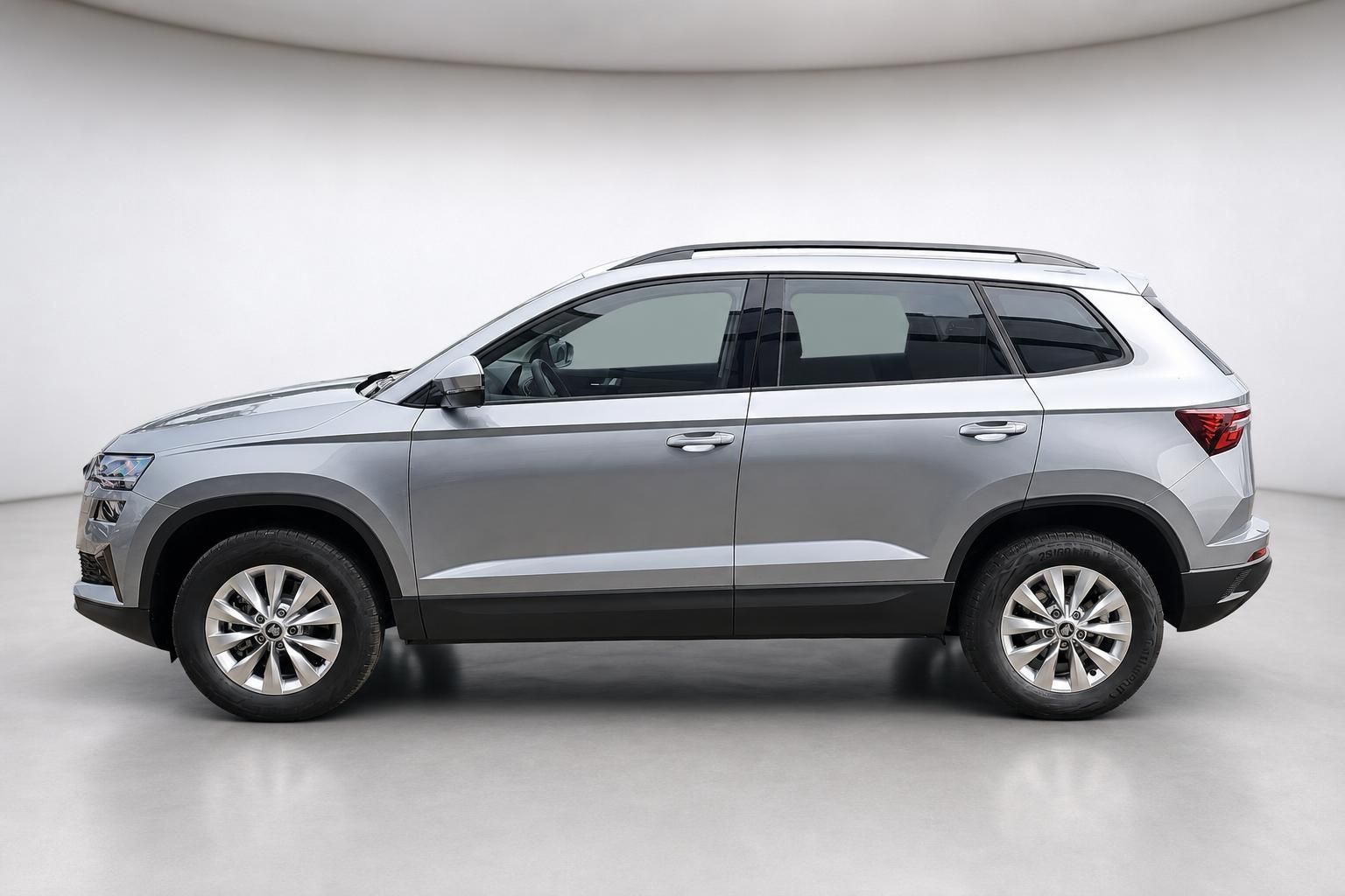 Škoda Karoq SUV in Silber, Seitenansicht im Studio