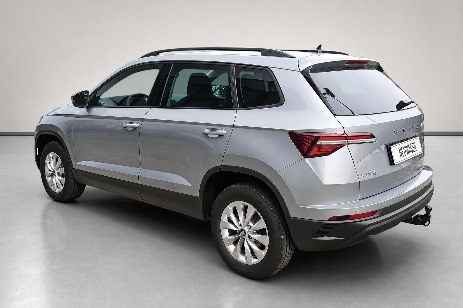 Škoda Karoq SUV in Silber, Heckansicht schräg im Studio