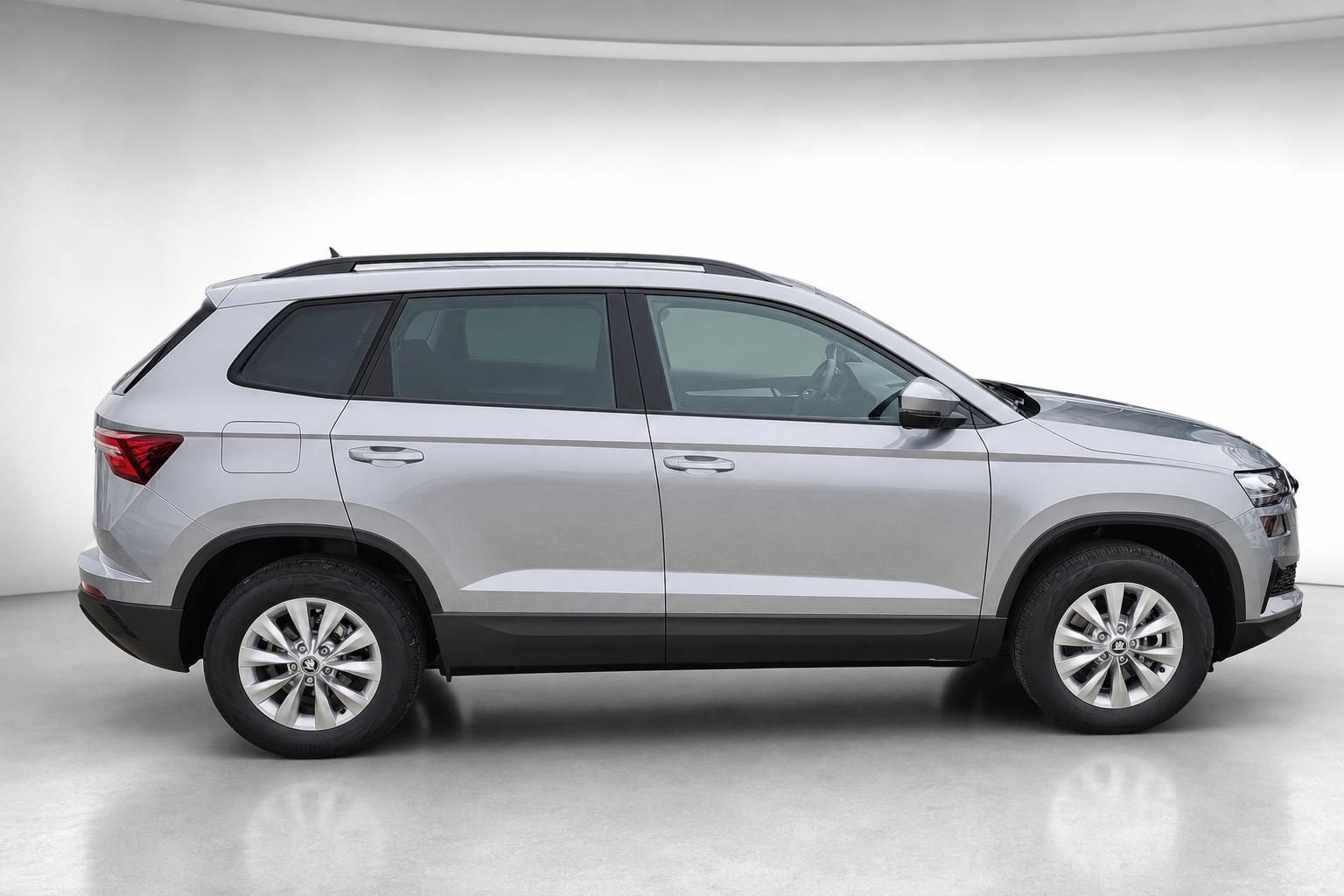 Skoda Karoq silber Seitenansicht Studioaufnahme