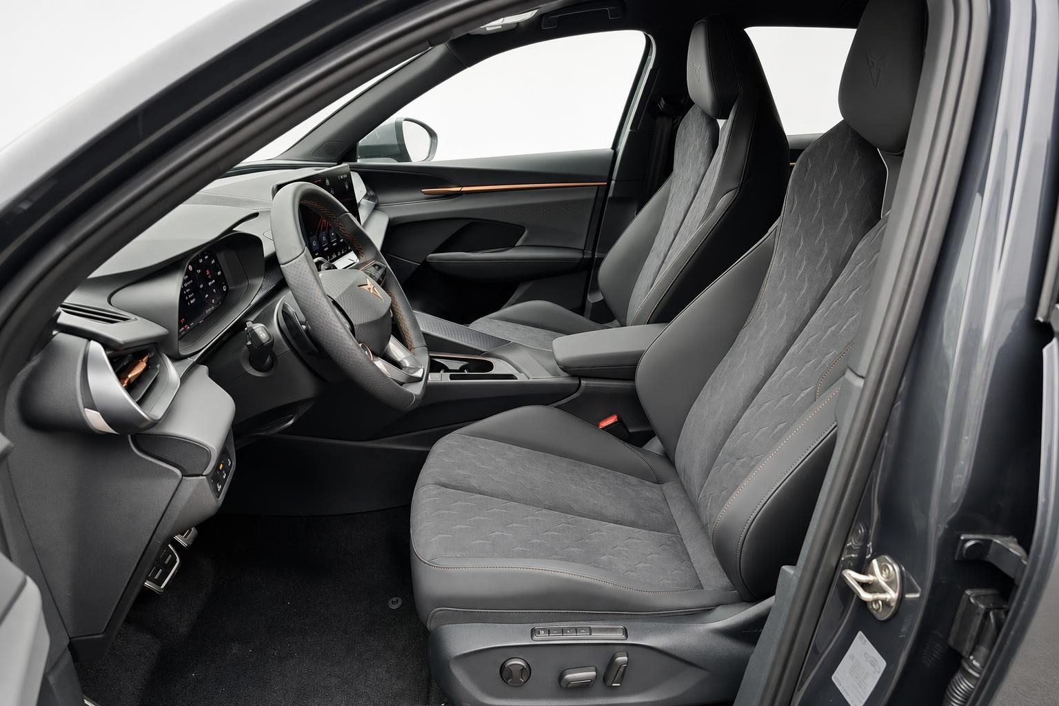 Cupra Innenraum mit Sportsitzen und Lenkrad, Fahrerseite