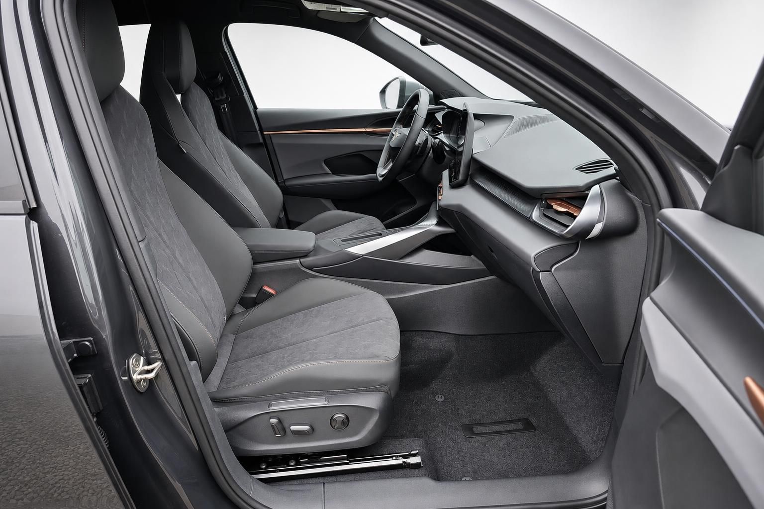 Cupra Innenraum, Blick auf Cockpit und Vordersitze
