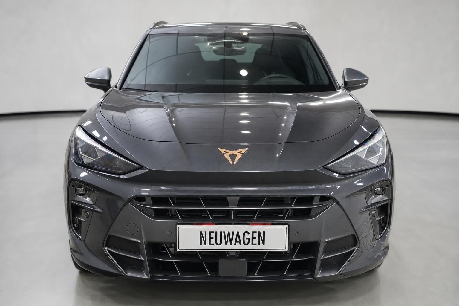 Cupra Formentor grau Frontansicht mit Kuehlergrill und Logo