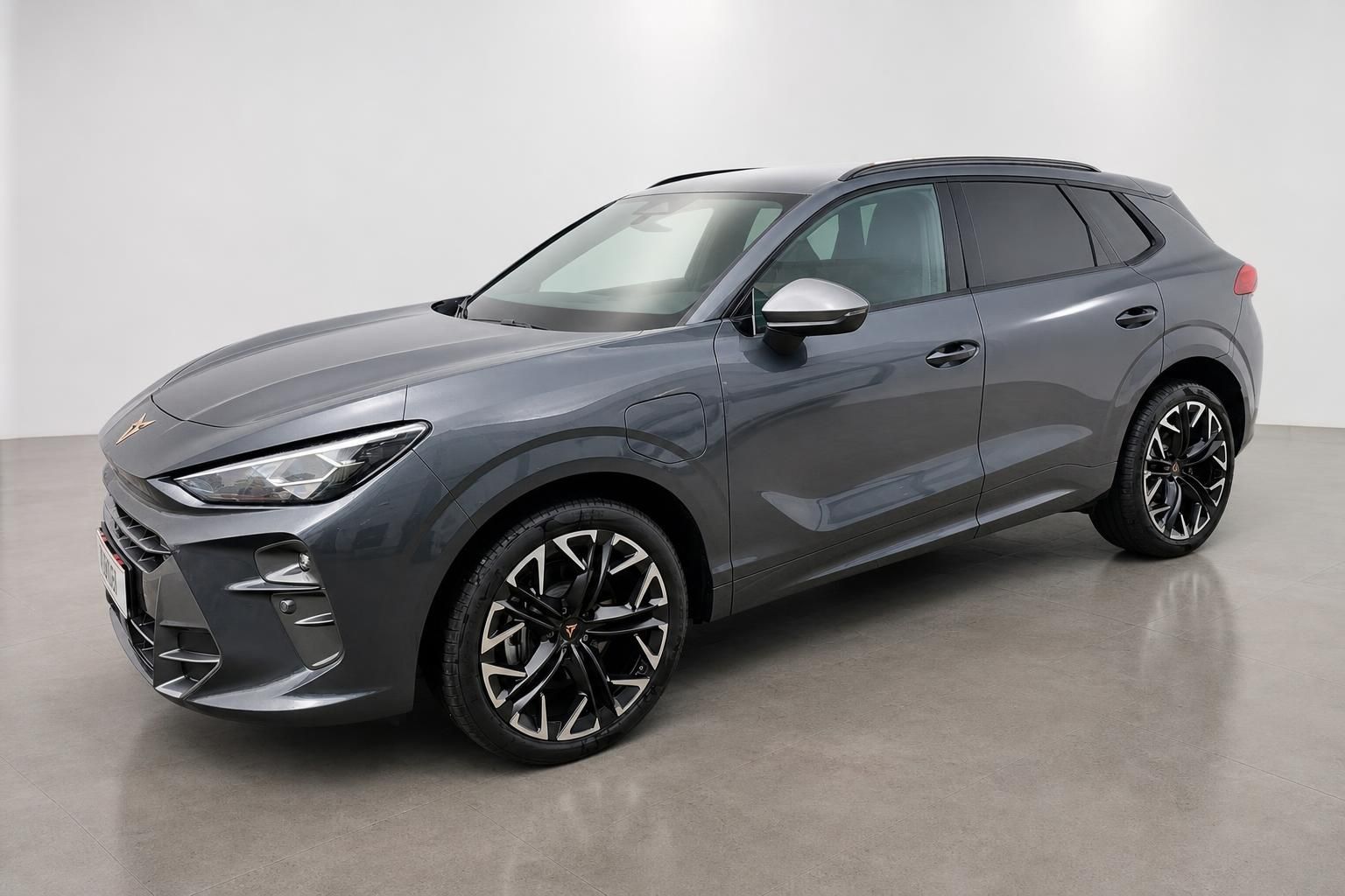 Cupra Formentor grau Frontansicht seitlich im Fotostudio