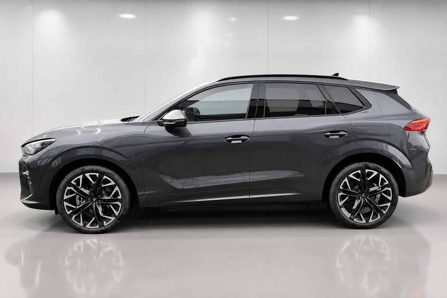 Cupra Formentor grau Seitenansicht mit sportlichen Felgen
