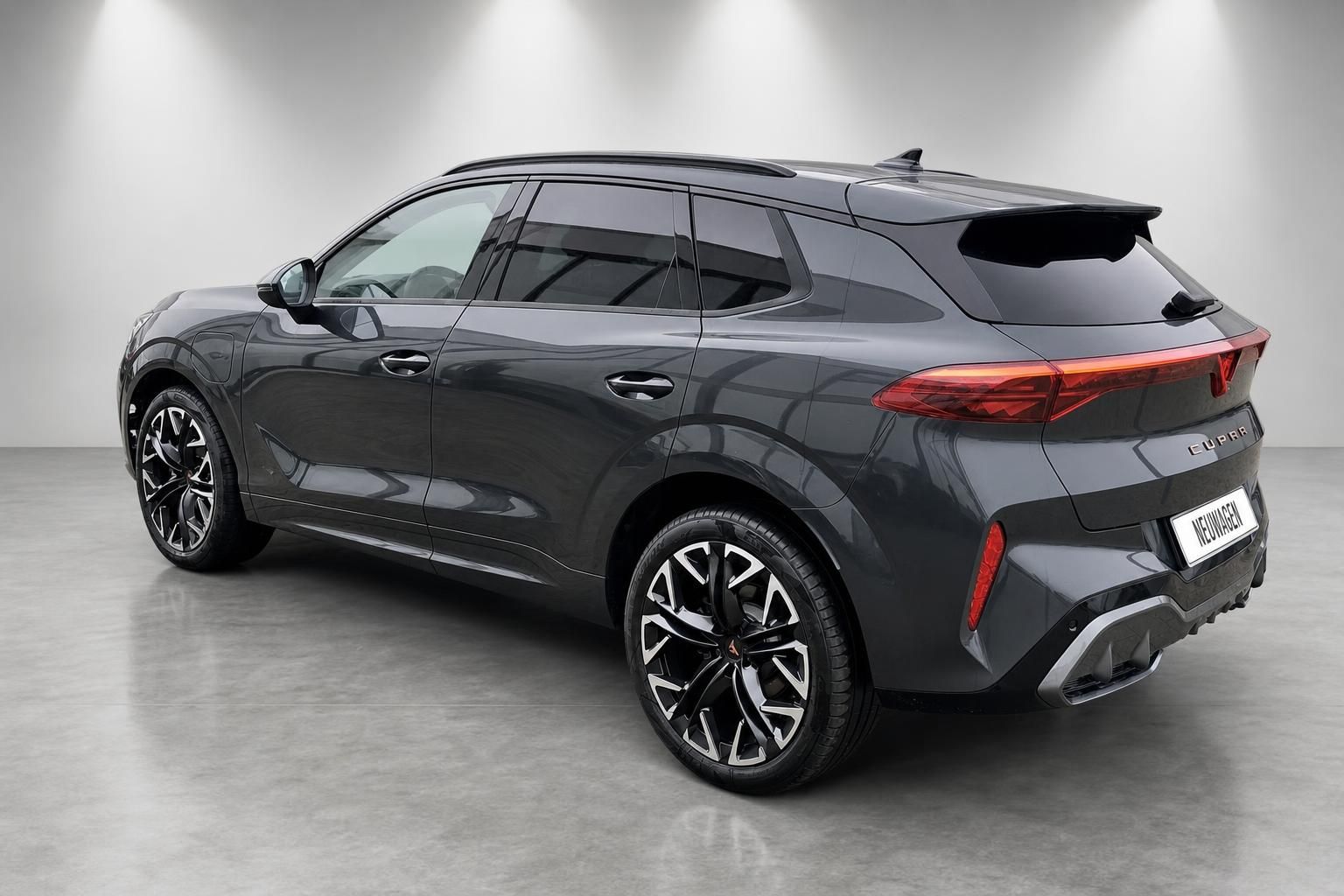 Cupra Formentor grau Heckansicht mit Alufelgen im Studio