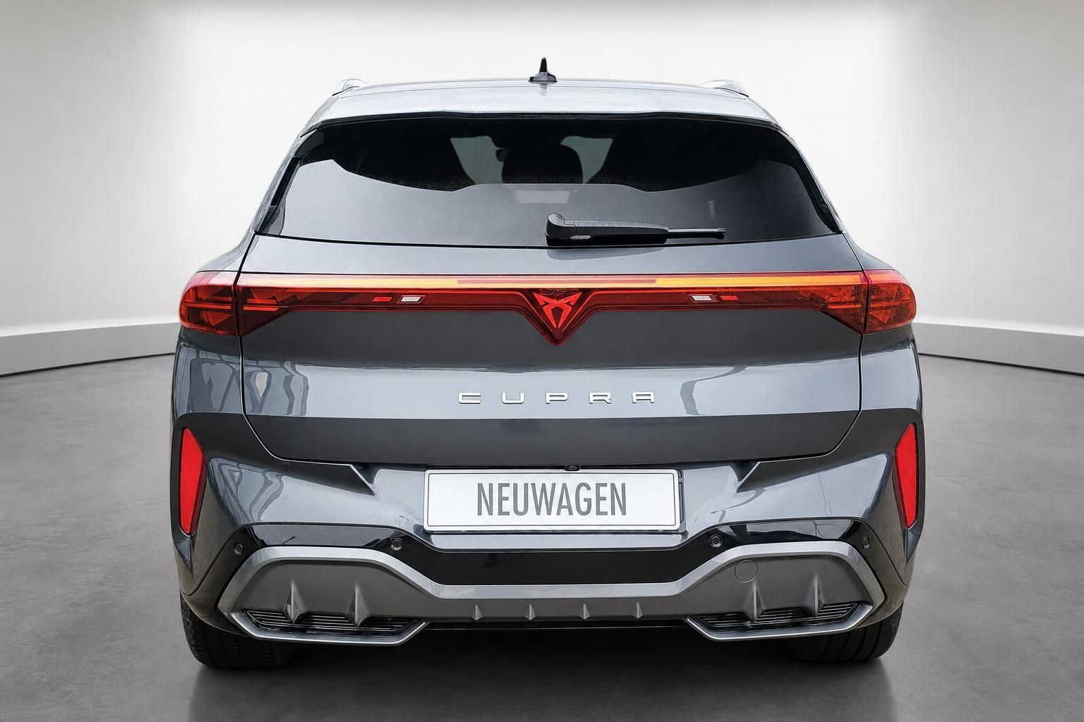 Cupra SUV in Grau, Heckansicht im Studio