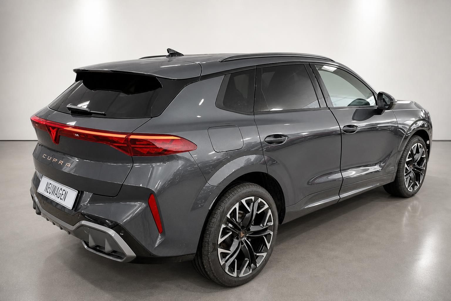 Cupra SUV in Grau, Heck-Seitenansicht schräg von hinten