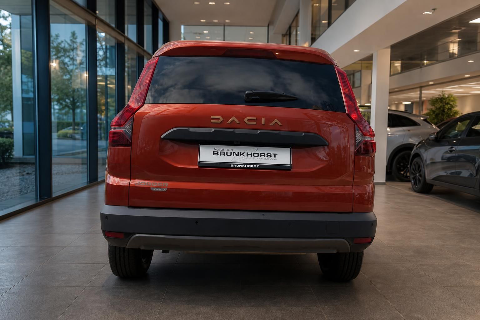 Roter Dacia SUV Heckansicht mit Brunkhorst Kennzeichen im Autohaus