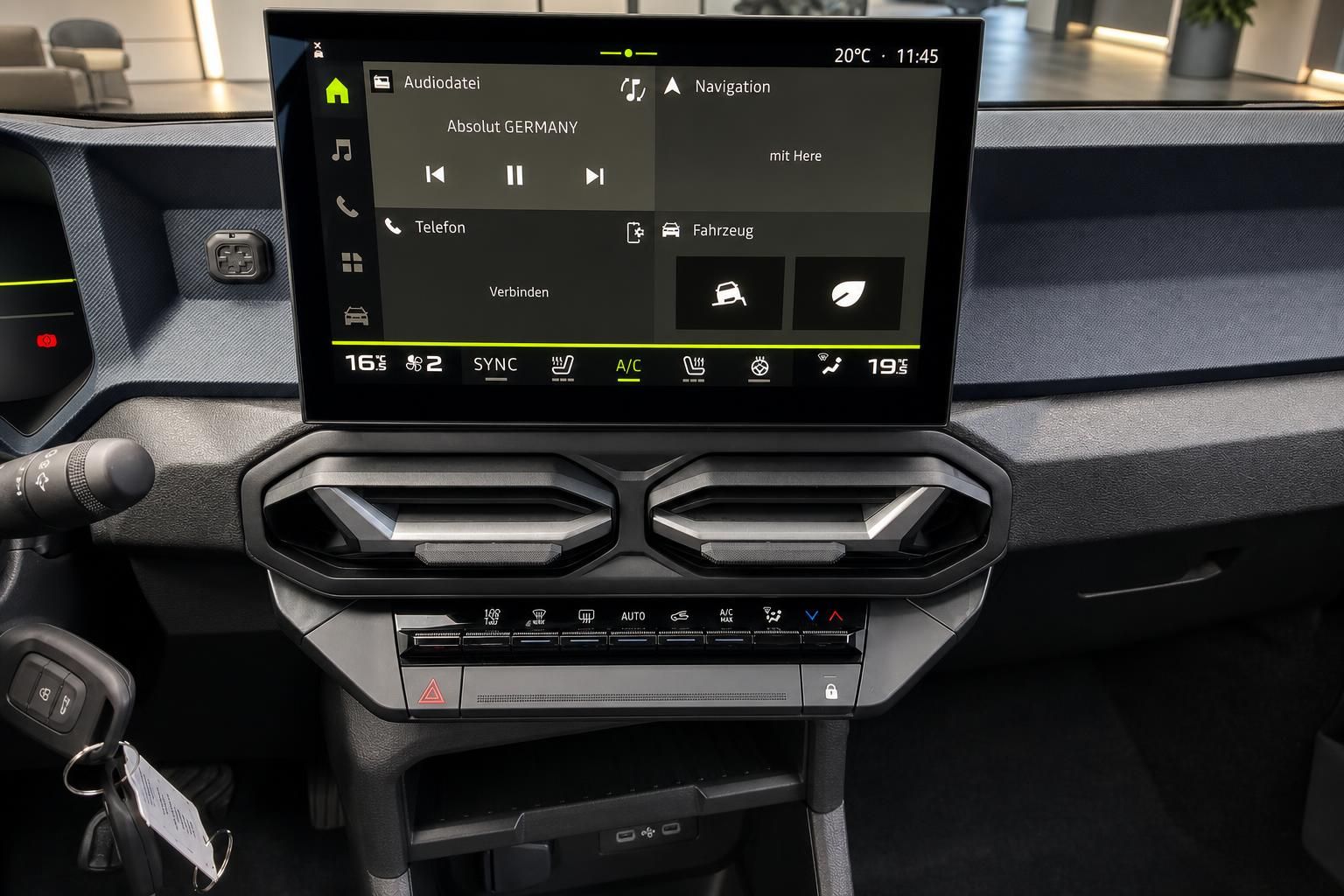 Touchscreen Infotainmentsystem und Mittelkonsole im Fahrzeugcockpit
