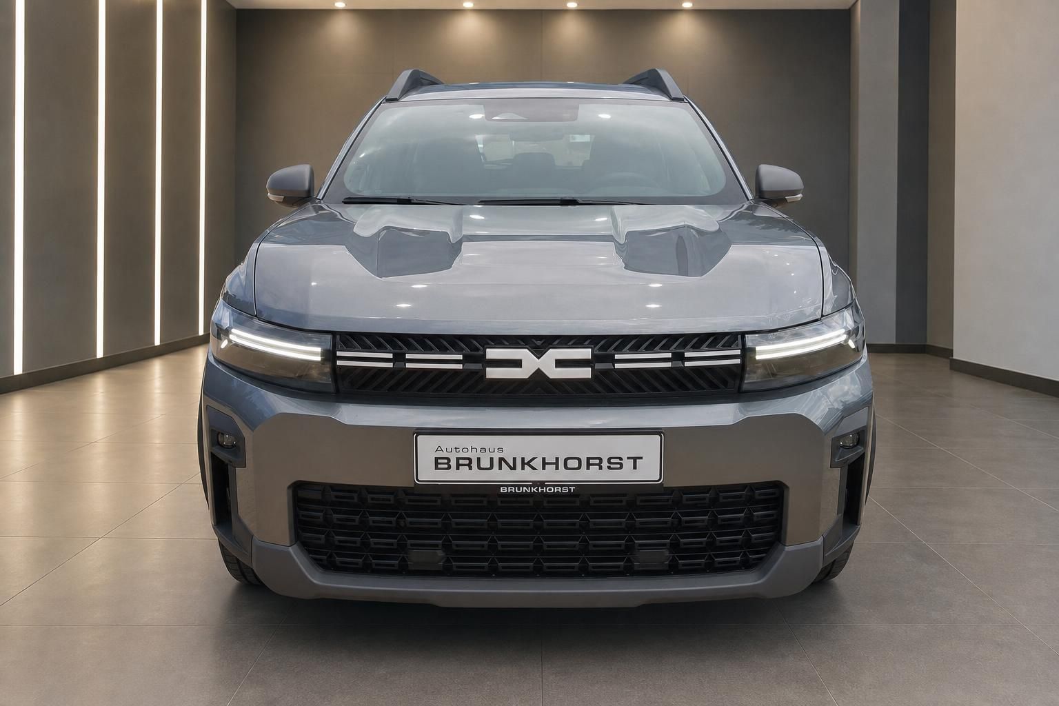 Dacia Bigster Frontansicht mit LED-Scheinwerfern im Autohaus