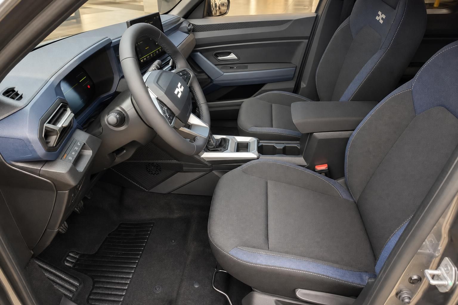 Dacia Bigster Innenraum mit Vordersitzen und Cockpit in Grau-Blau