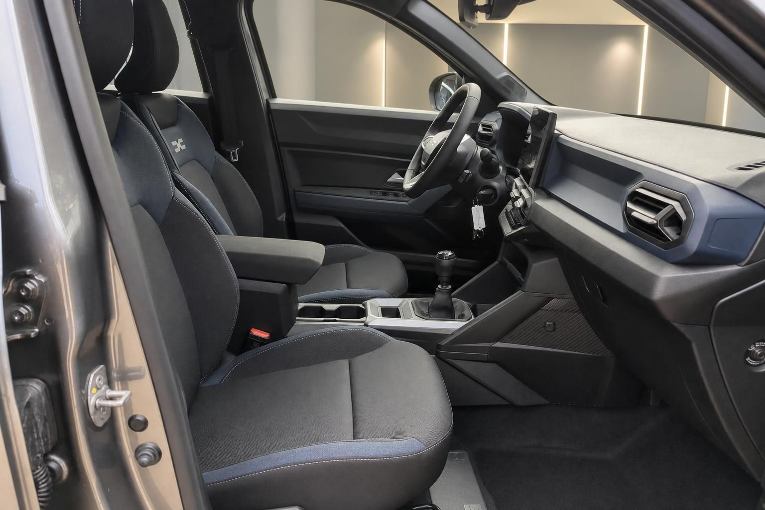 Innenraum mit Vordersitzen und Cockpit im Fahrzeug