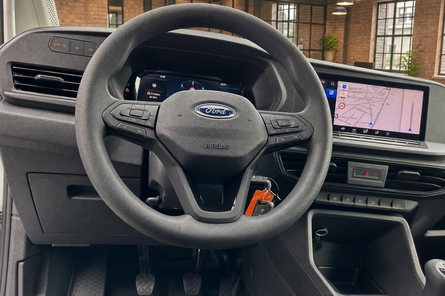 Ford Lenkrad mit Multifunktionstasten und Navigationsdisplay im Cockpit