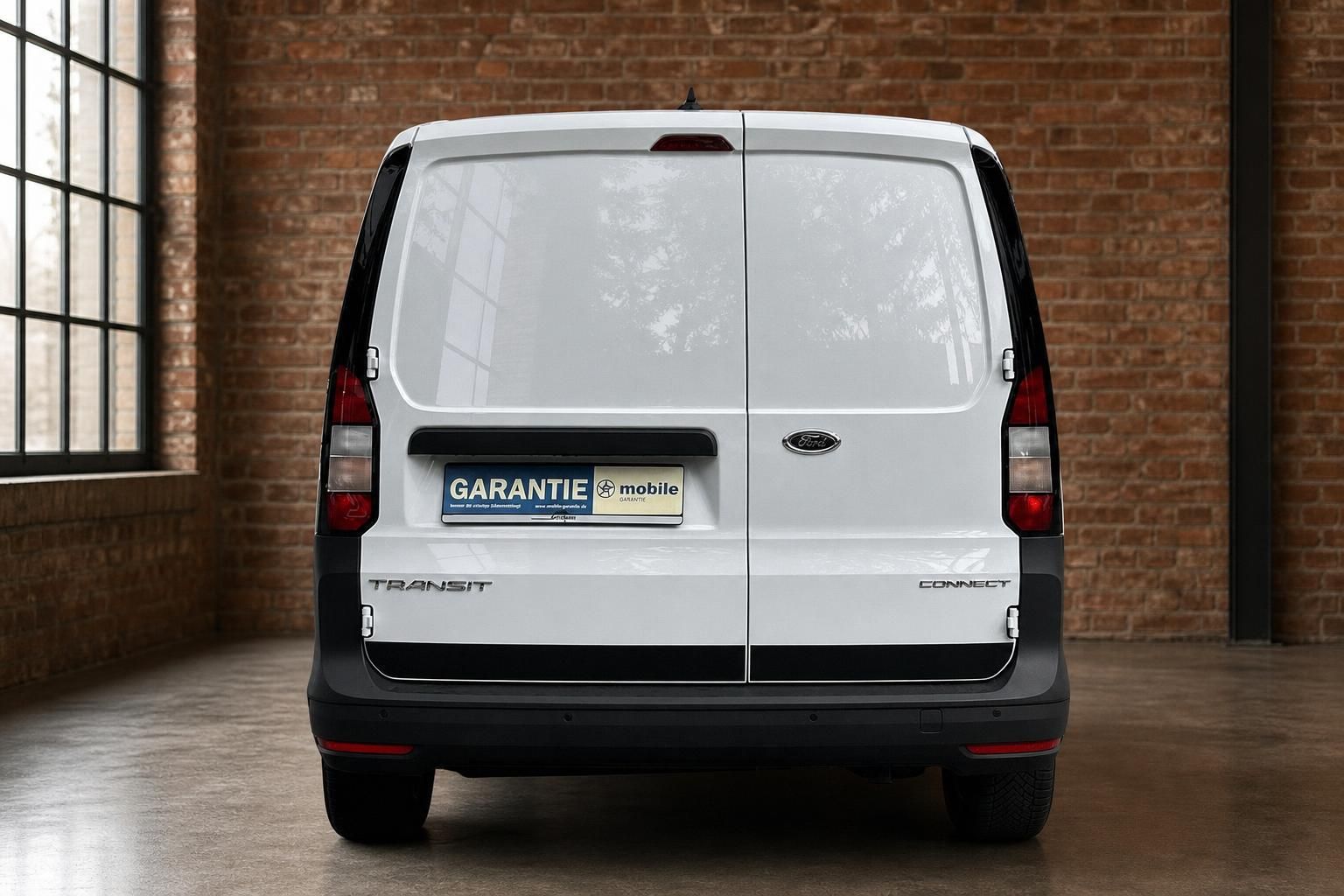 Ford Transit Connect weiß Heckansicht Kastenwagen in Lagerhalle
