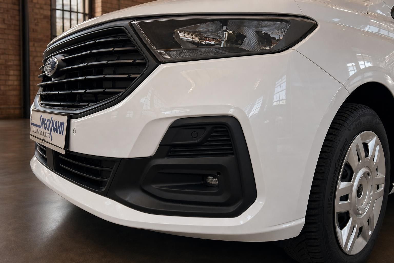 Ford Transit Courier weiß Detailansicht Frontstoßstange und Scheinwerfer