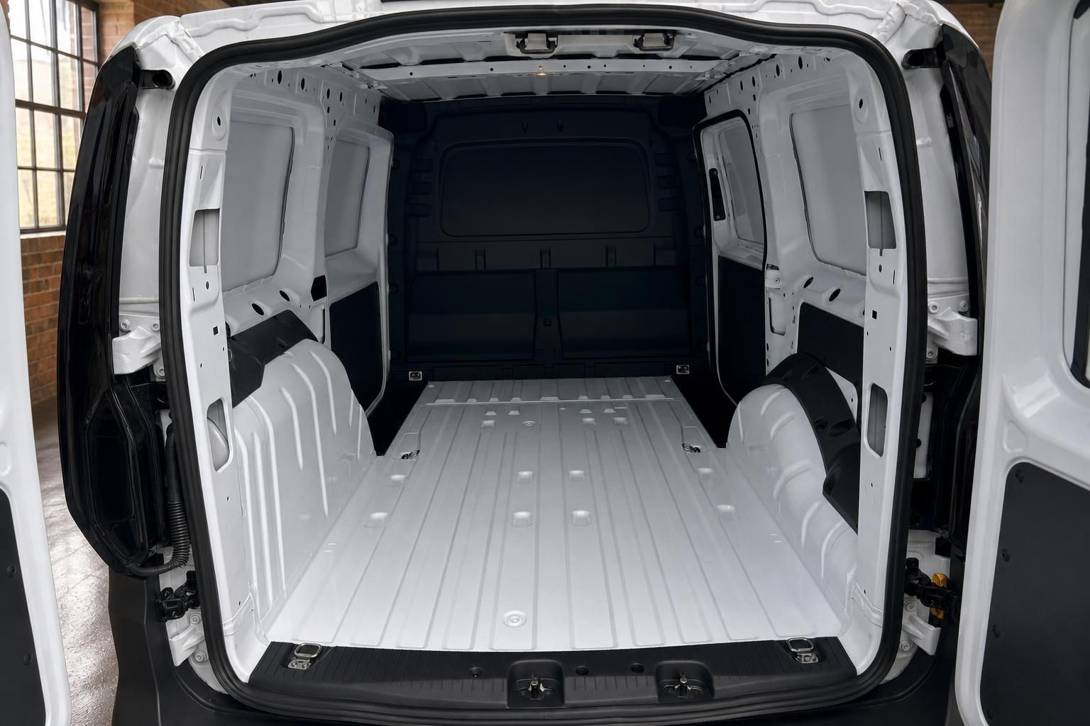 Ford Transit Courier Laderaum leer mit geöffneten Hecktüren