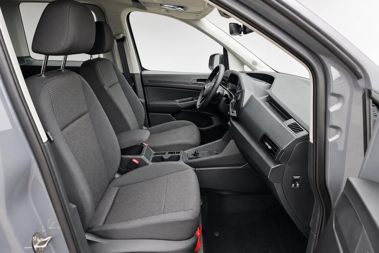 VW Caddy Innenraum Vordersitze und Armaturenbrett Detailansicht