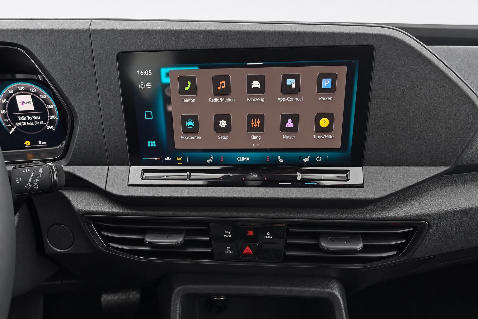 Infotainment-Display mit Bedienmenü im Fahrzeug-Cockpit