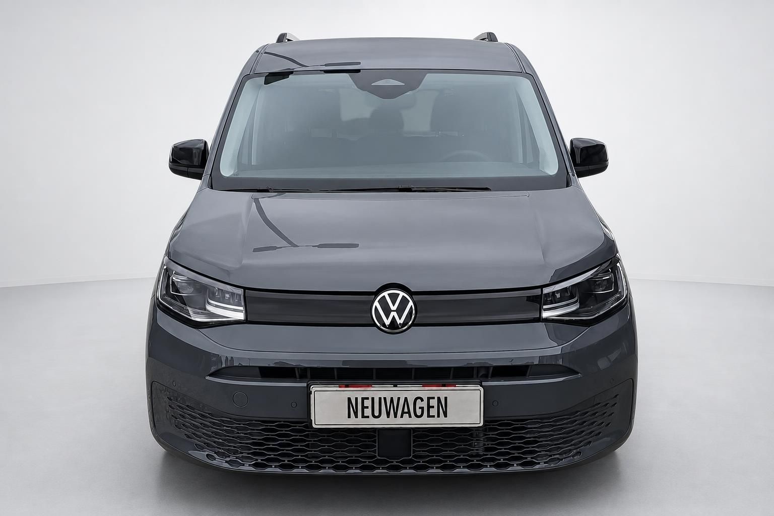 VW Caddy grau, direkte Frontansicht im Studio