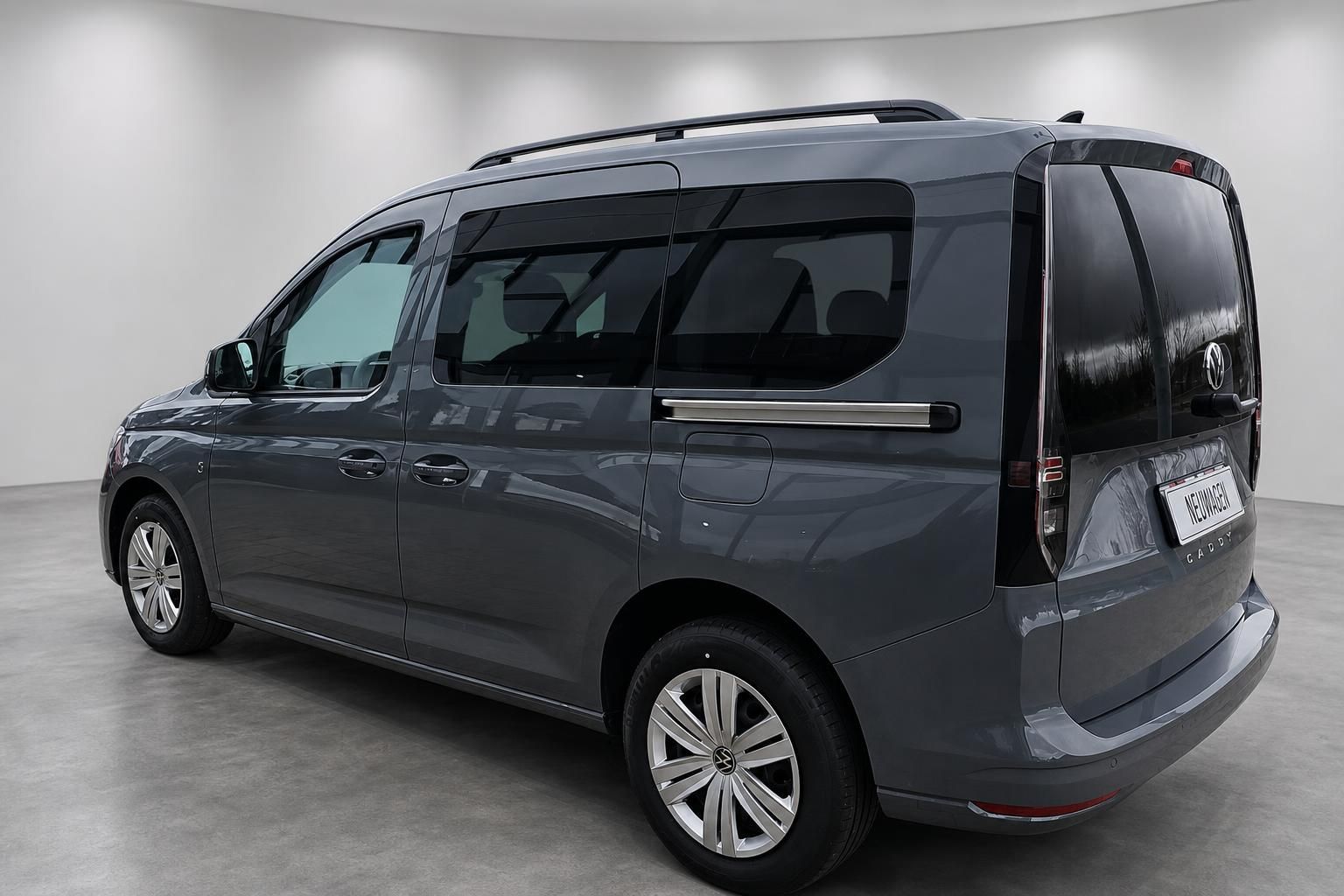 VW Caddy grau, Heckansicht schraeg im Studio