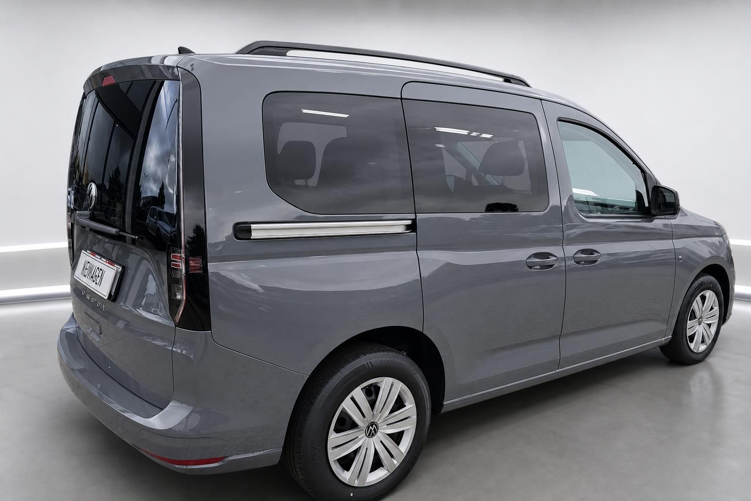 VW Caddy Neuwagen Heckschraegansicht in Grau mit Alufelgen