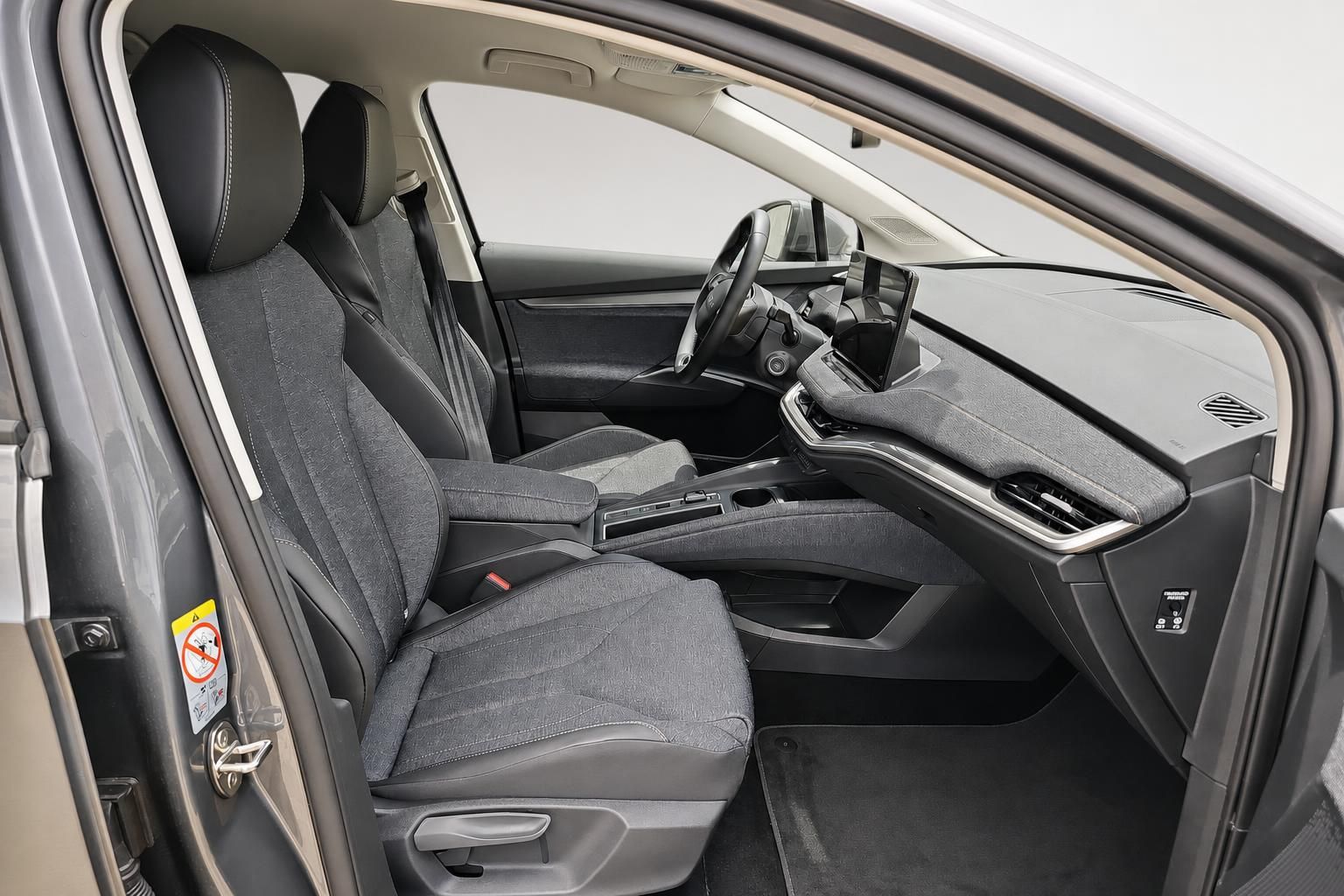Skoda Elroq Innenraum mit Vordersitzen und Cockpit im Detail