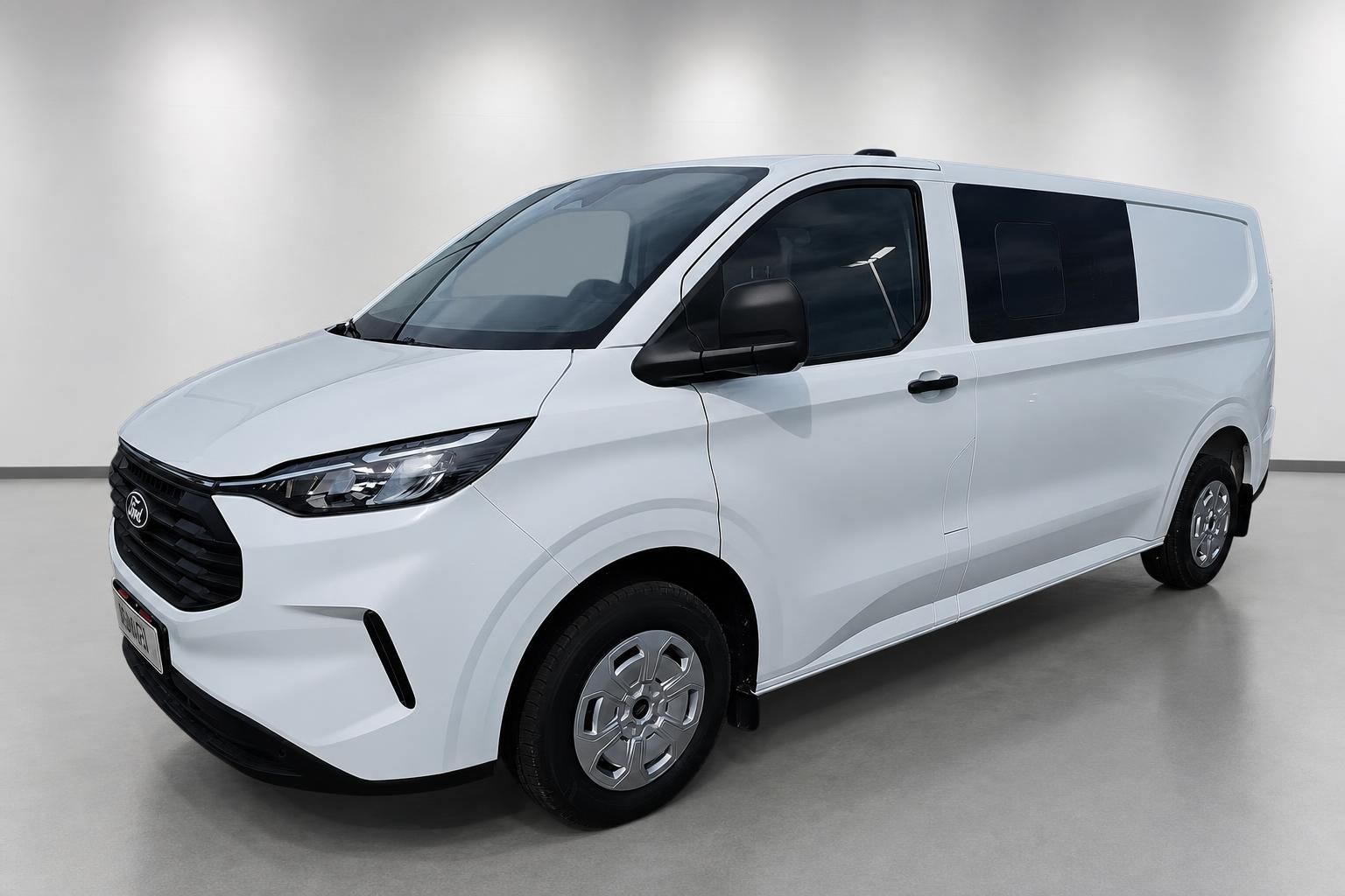 Ford Transit Custom weiß, Frontansicht schräg im Studio