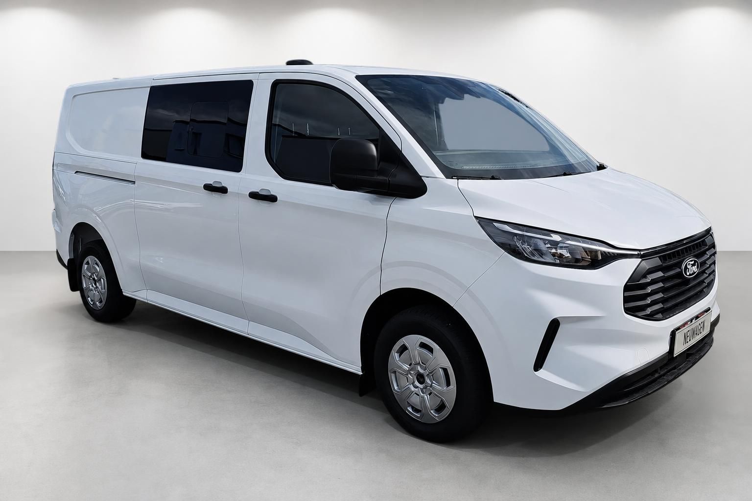 Ford Transit Custom weiß, Frontansicht schräg im Studio