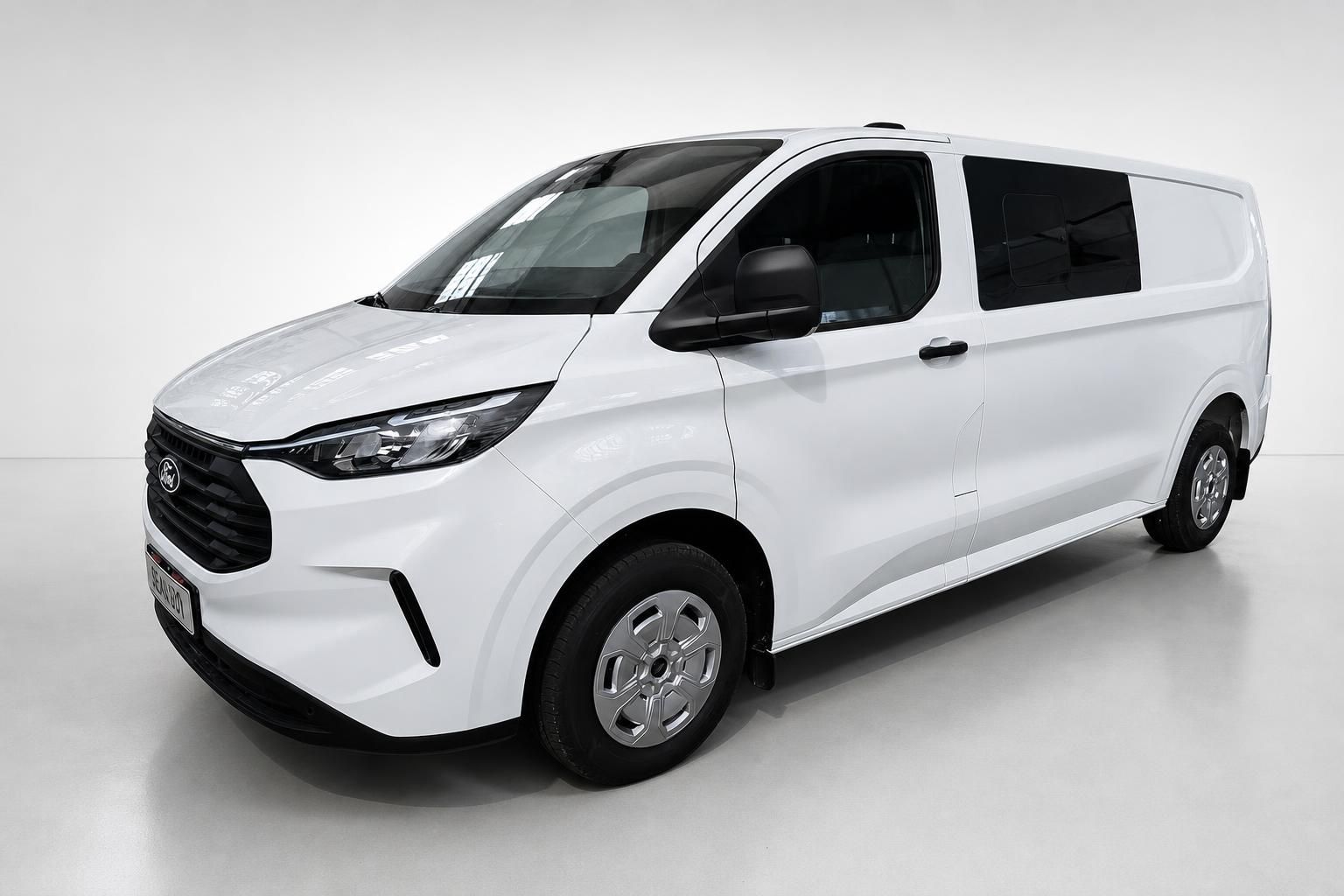 Ford Transit Custom weiß, Frontansicht schräg im Studio