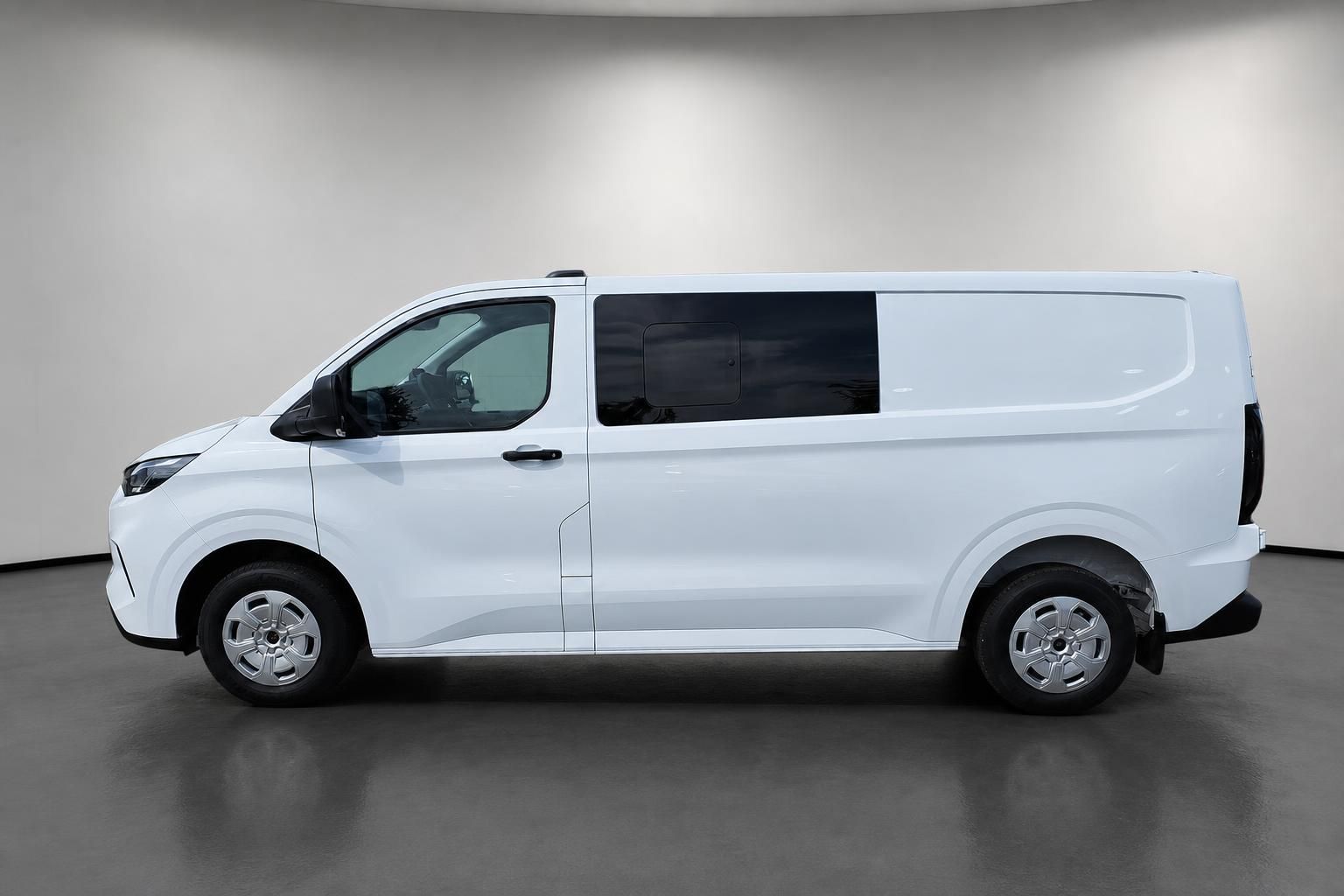 Ford Transit Custom weiß, Seitenansicht im Studio