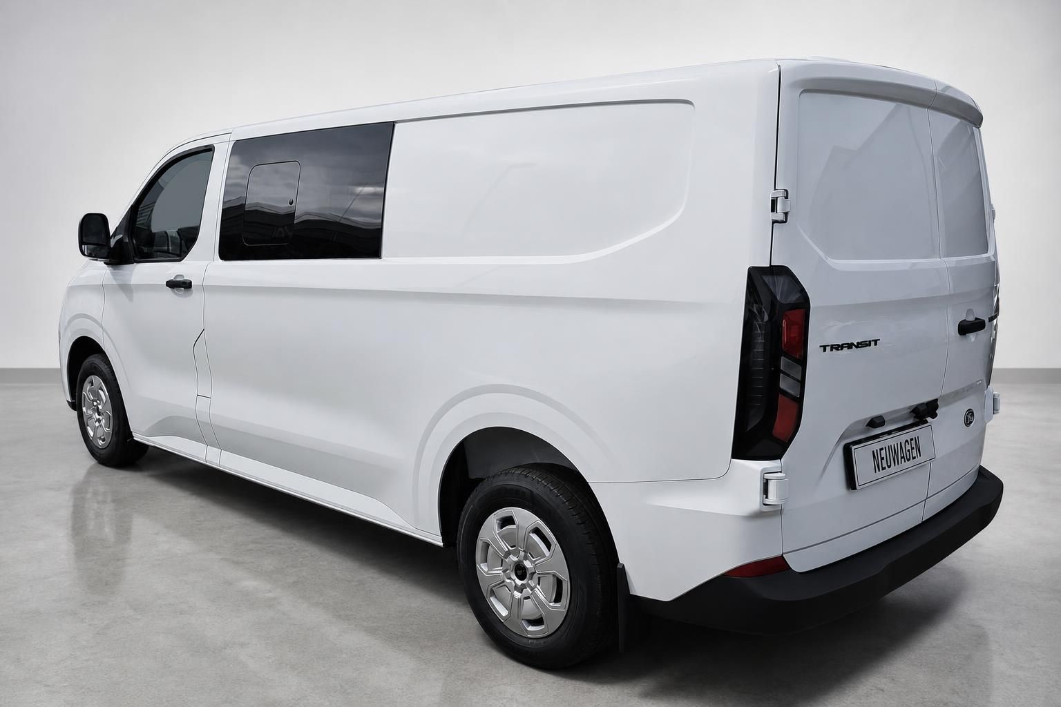 Ford Transit weiß, Heckansicht schräg im Studio